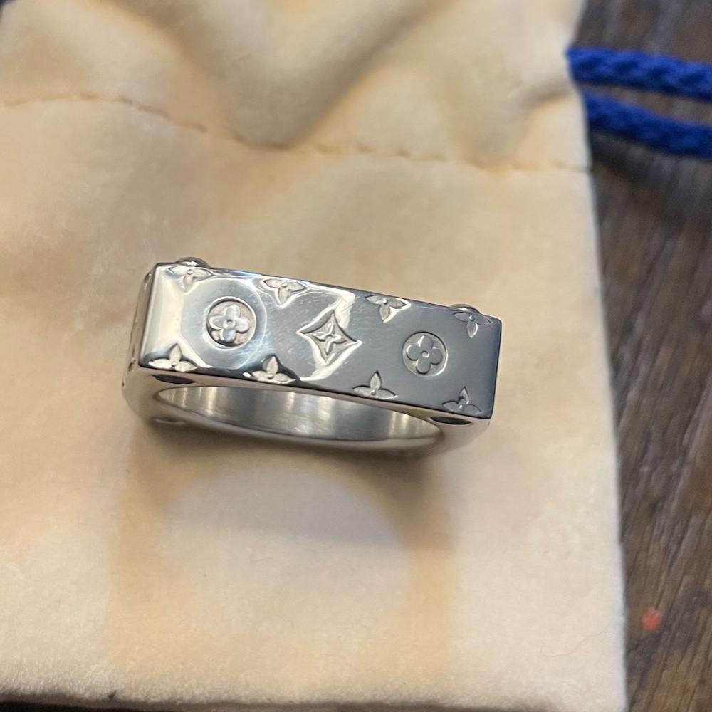 ✨100 authentic ✨Louis Vuitton ring - Picture 2 of 5